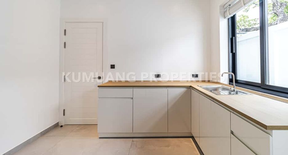 For rent 4 bedrooms villa in Mueang Chiang Mai, Chiang Mai
