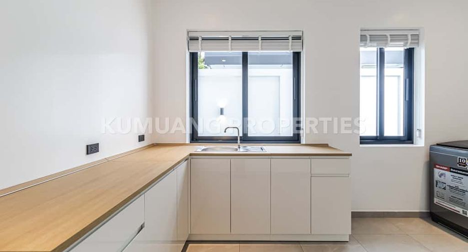 For rent 4 bedrooms villa in Mueang Chiang Mai, Chiang Mai