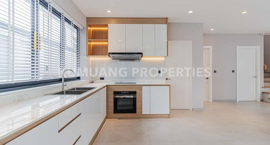 For rent 4 bedrooms villa in Mueang Chiang Mai, Chiang Mai