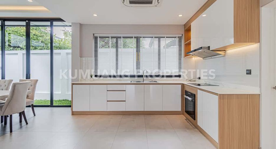 For rent 4 bedrooms villa in Mueang Chiang Mai, Chiang Mai