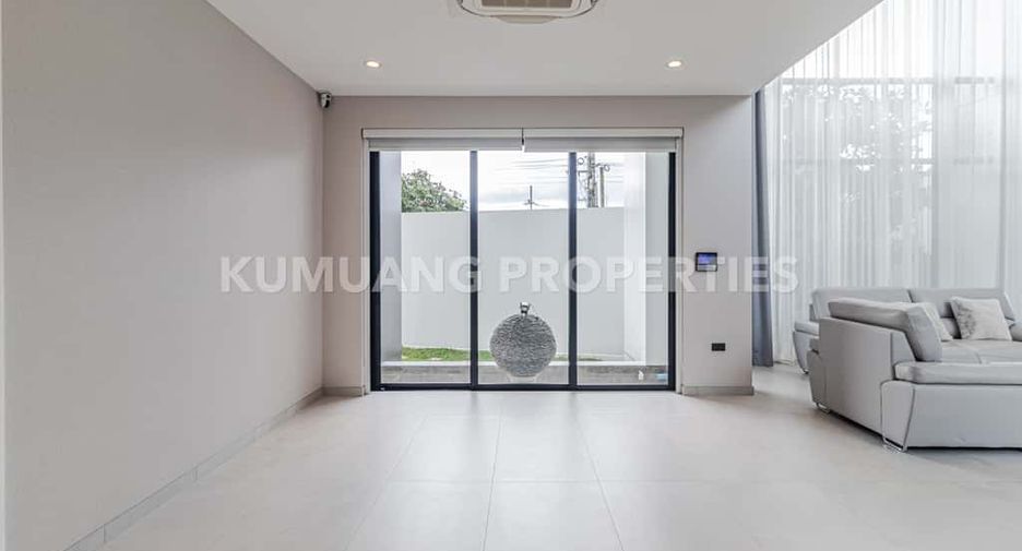For rent 4 bedrooms villa in Mueang Chiang Mai, Chiang Mai