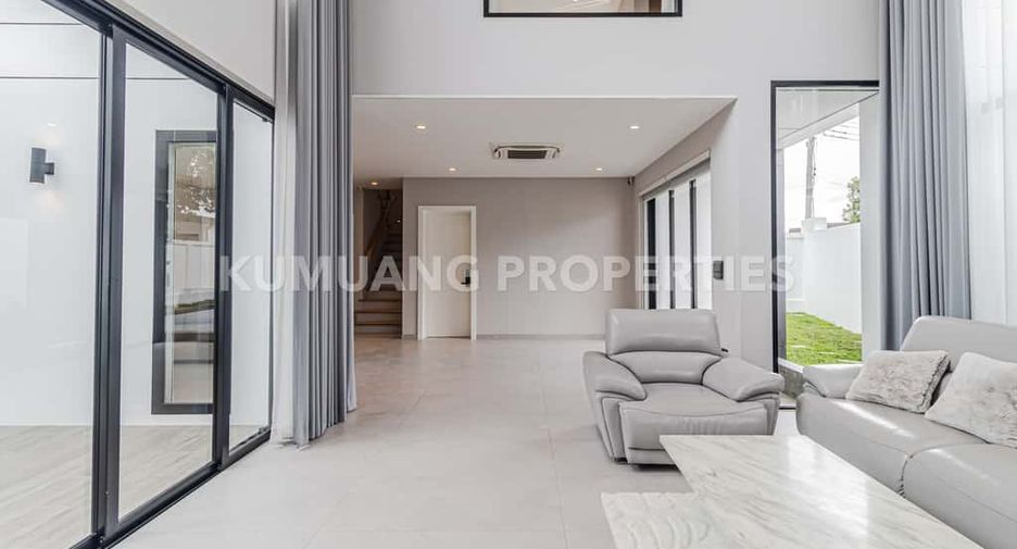 For rent 4 bedrooms villa in Mueang Chiang Mai, Chiang Mai