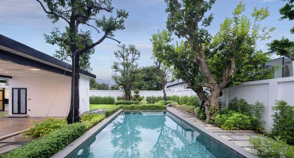 For rent 4 bedrooms villa in Mueang Chiang Mai, Chiang Mai