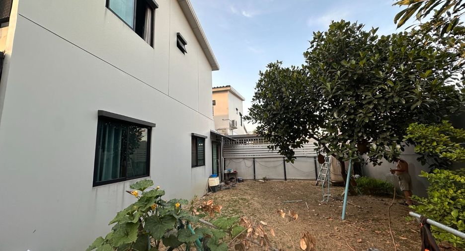 Casa adosada en venta de 3 habitaciones en Krathum Baen, Samut Sakhon