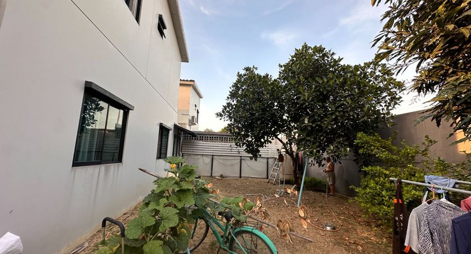 Casa adosada en venta de 3 habitaciones en Krathum Baen, Samut Sakhon
