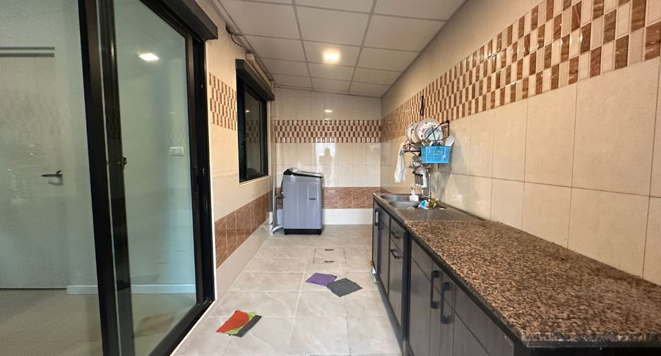 Casa adosada en venta de 3 habitaciones en Krathum Baen, Samut Sakhon