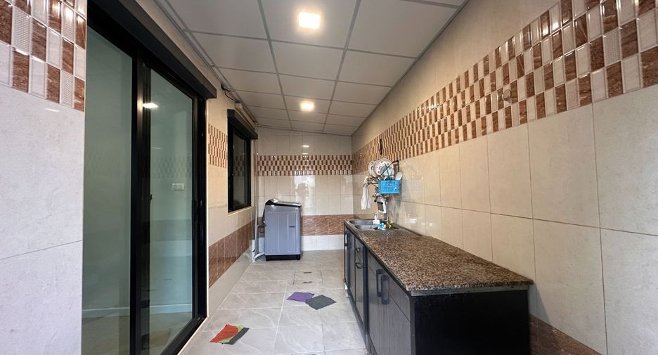 Casa adosada en venta de 3 habitaciones en Krathum Baen, Samut Sakhon