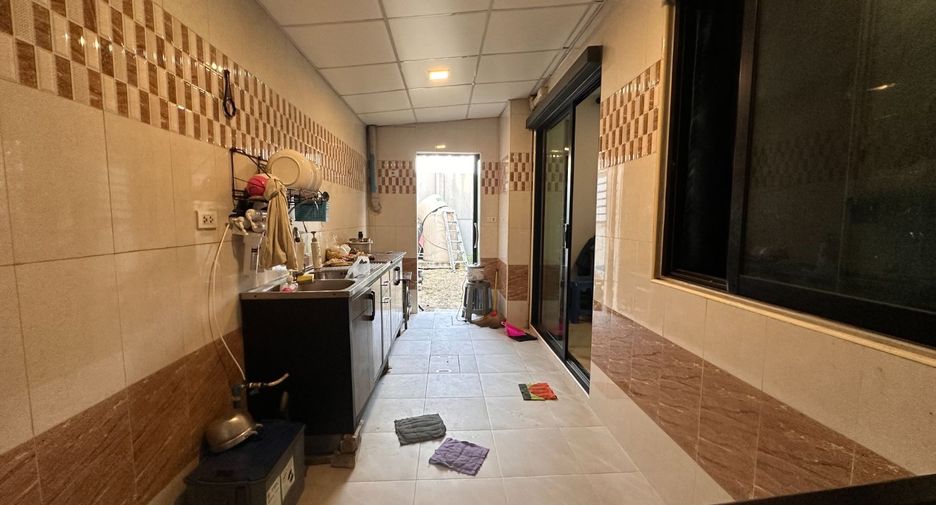 Casa adosada en venta de 3 habitaciones en Krathum Baen, Samut Sakhon