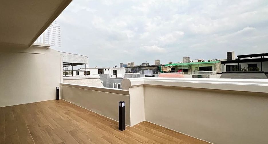 For rent 5 bedrooms townhouse in Watthana, Bangkok
