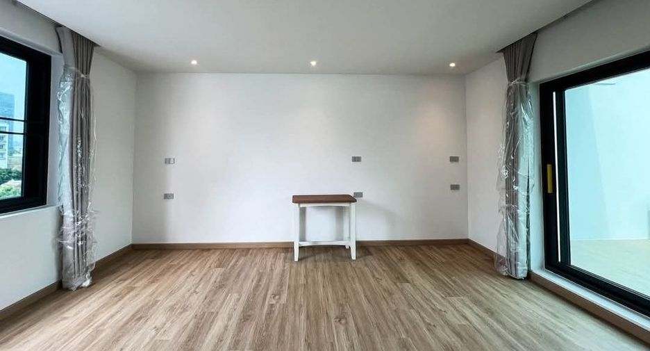 For rent 5 bedrooms townhouse in Watthana, Bangkok