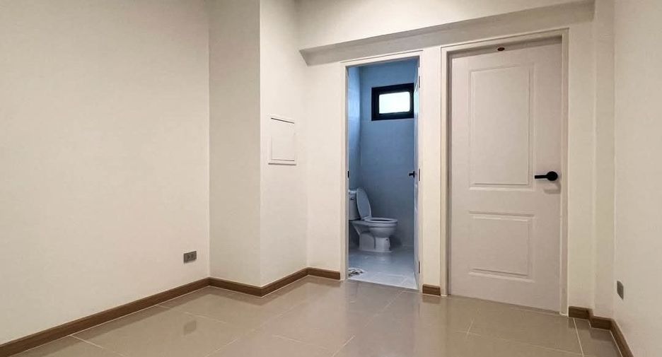 For rent 5 bedrooms townhouse in Watthana, Bangkok