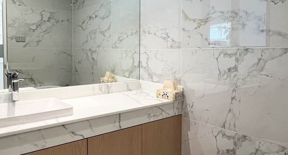 For rent 5 bedrooms townhouse in Watthana, Bangkok