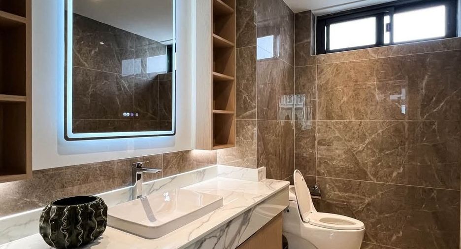 For rent 5 bedrooms townhouse in Watthana, Bangkok