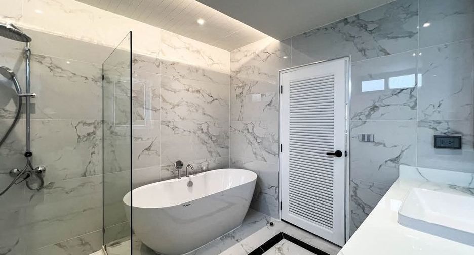 For rent 5 bedrooms townhouse in Watthana, Bangkok