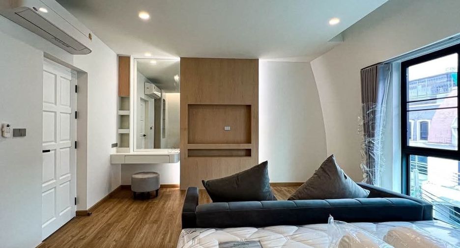 For rent 5 bedrooms townhouse in Watthana, Bangkok