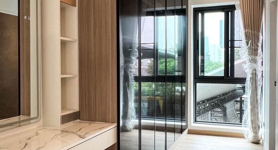 For rent 5 bedrooms townhouse in Watthana, Bangkok