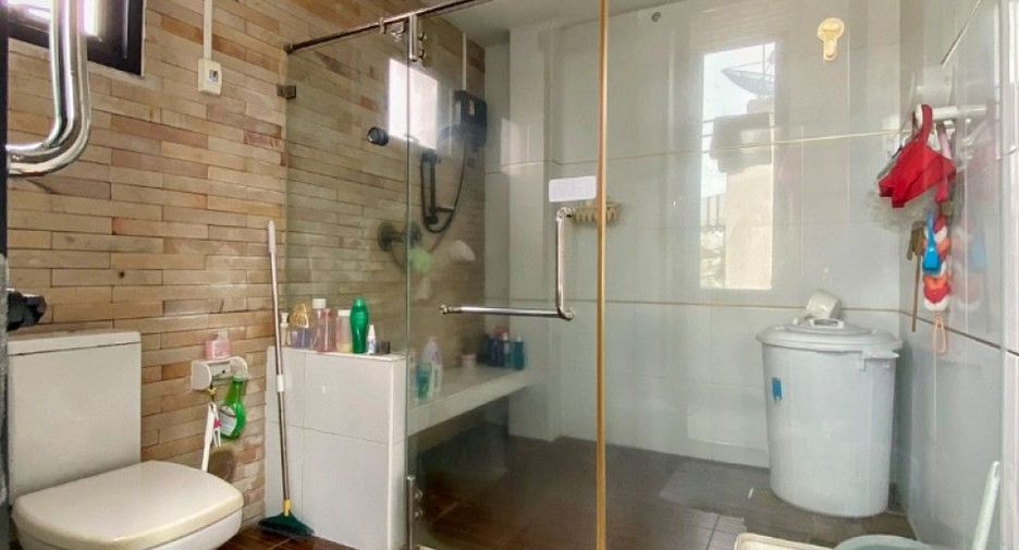 Casa adosada en venta de 4 habitaciones en Mueang Samut Sakhon, Samut Sakhon