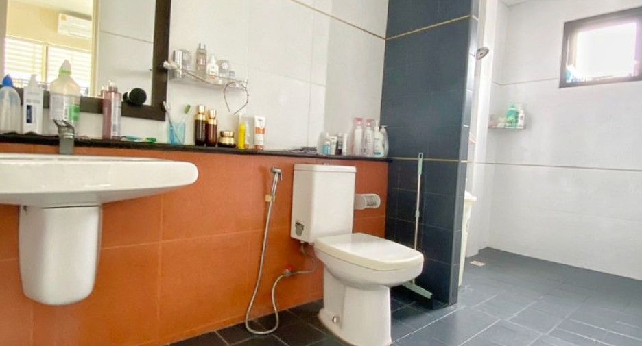 Casa adosada en venta de 4 habitaciones en Mueang Samut Sakhon, Samut Sakhon