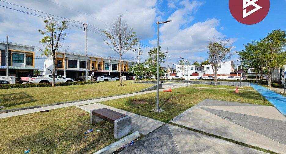 For sale 4 bedrooms townhouse in Bang Pakong, Chachoengsao