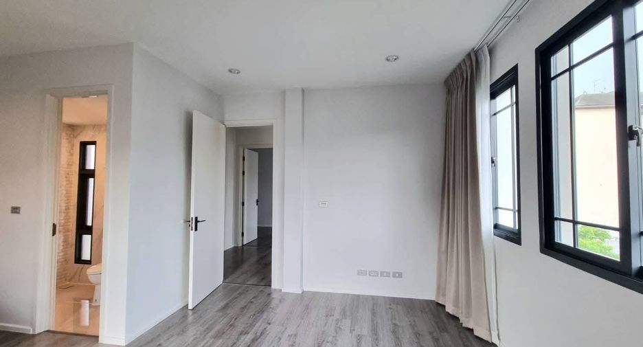 For sale 4 bedrooms townhouse in Prawet, Bangkok