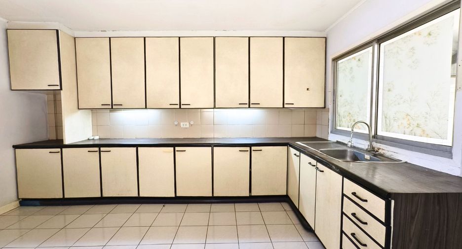 For rent and for sale 4 bedrooms house in Suan Luang, Bangkok