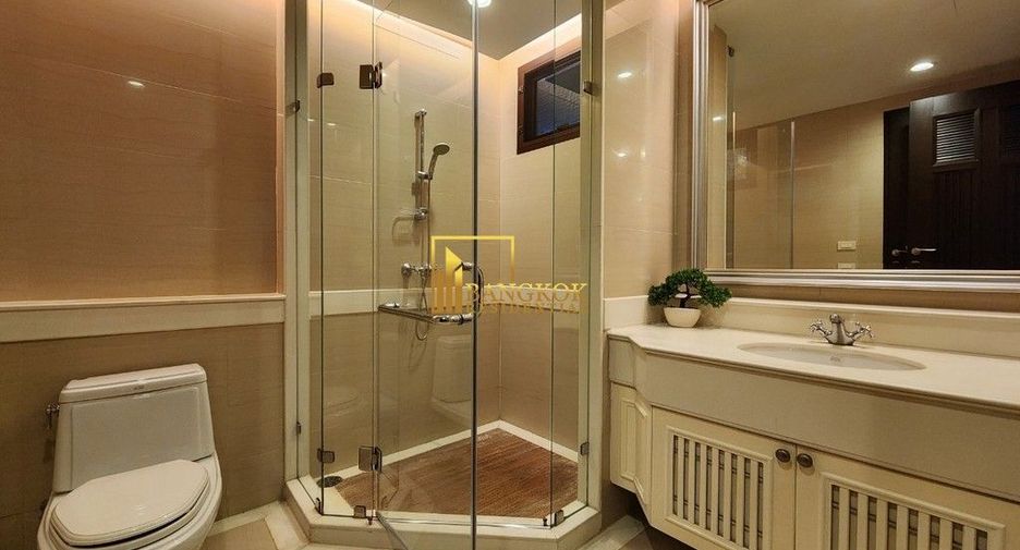 Casa en alquiler de 4 habitaciones en Khlong Toei, Bangkok