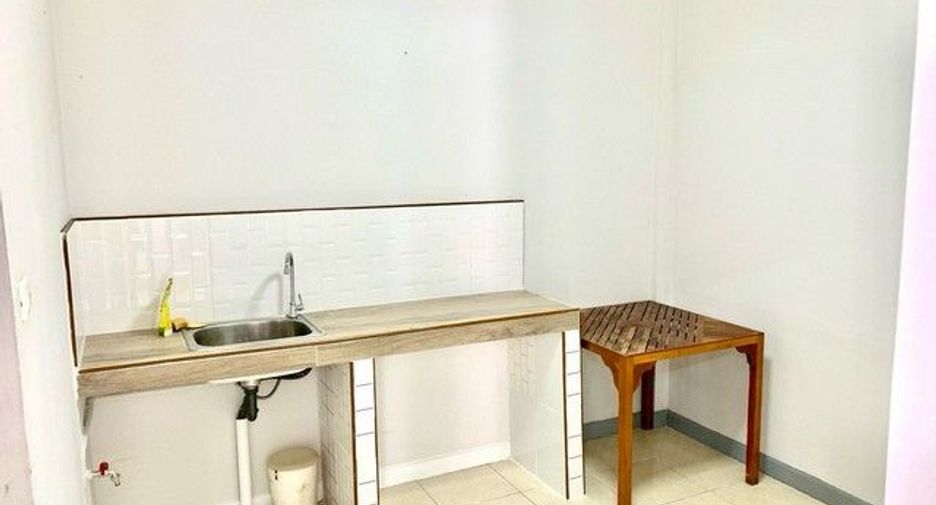 For rent 3 bedrooms townhouse in Saphan Sung, Bangkok