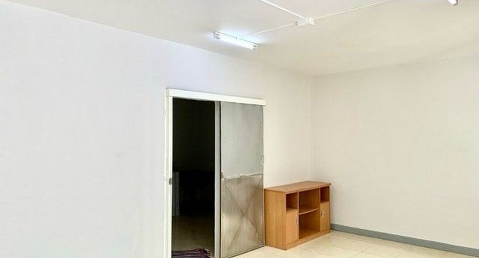 For rent 3 bedrooms townhouse in Saphan Sung, Bangkok