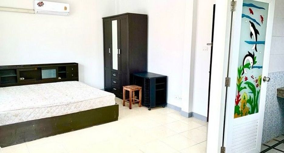 For rent 3 bedrooms townhouse in Saphan Sung, Bangkok