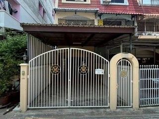 出租 4 卧室 联排别墅 在 Wang Thong Lang, 曼谷