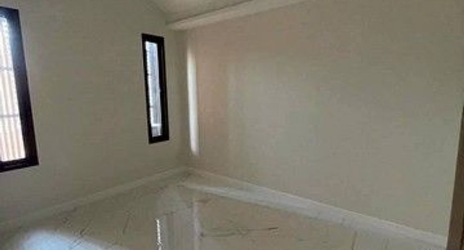 For rent 4 ベッドルーム townhouse in Bang Kapi, Bangkok