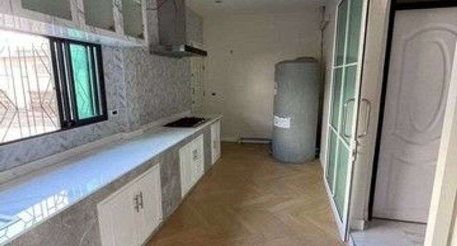 For rent 4 ベッドルーム townhouse in Bang Kapi, Bangkok