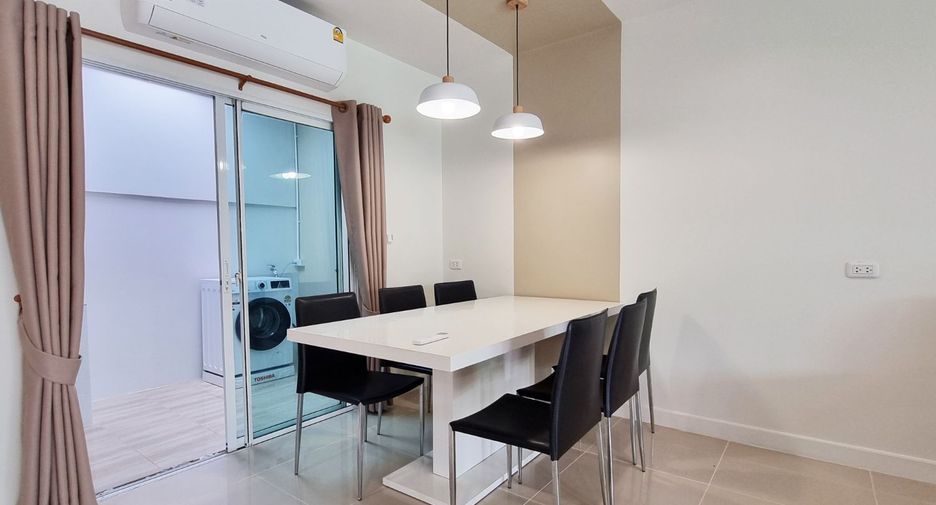 For rent 3 bedrooms townhouse in Suan Luang, Bangkok
