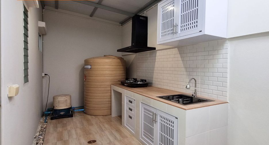 For rent 3 bedrooms townhouse in Suan Luang, Bangkok