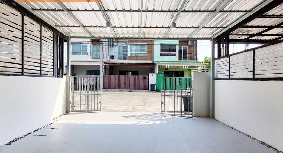 For rent 3 bedrooms townhouse in Suan Luang, Bangkok