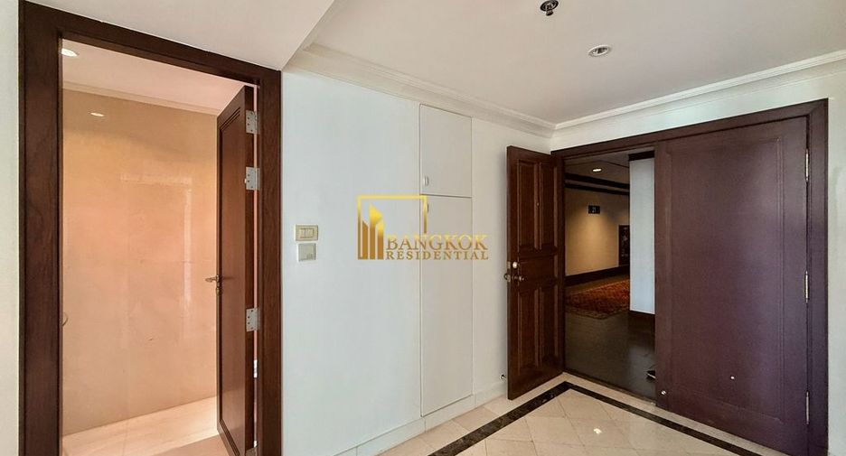 For rent 3 bedrooms condo in Pathum Wan, Bangkok
