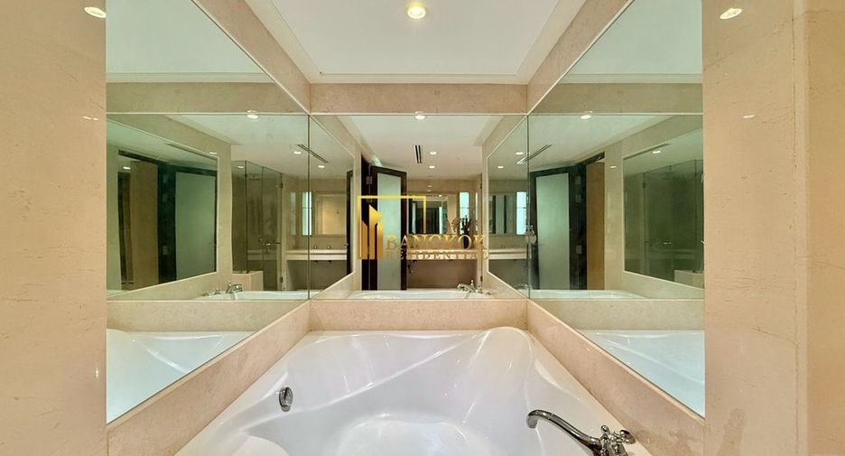 For rent 3 bedrooms condo in Pathum Wan, Bangkok