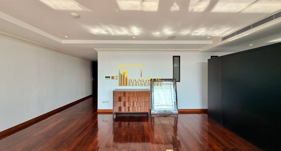 For rent 3 bedrooms condo in Pathum Wan, Bangkok