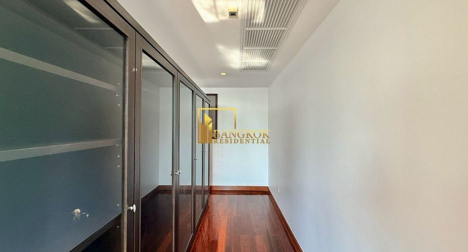 For rent 3 bedrooms condo in Pathum Wan, Bangkok