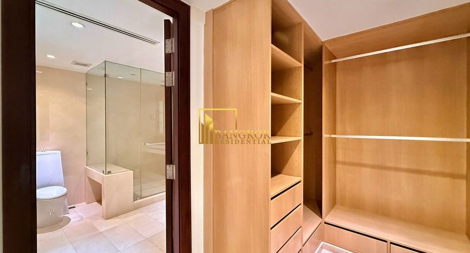 For rent 3 bedrooms condo in Pathum Wan, Bangkok