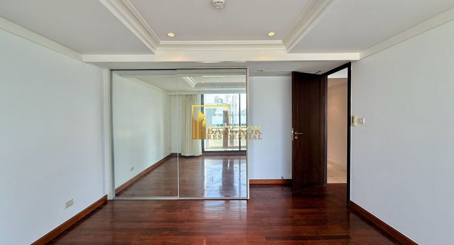 For rent 3 bedrooms condo in Pathum Wan, Bangkok