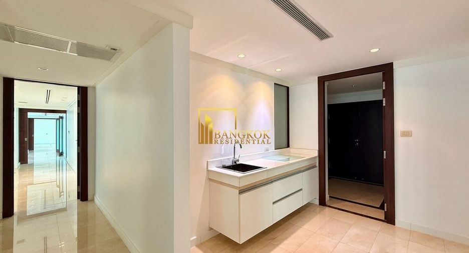 For rent 3 bedrooms condo in Pathum Wan, Bangkok