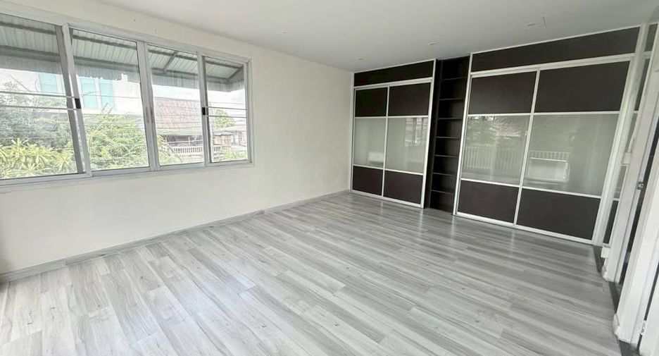 For rent 8 bedrooms office in Phra Khanong, Bangkok