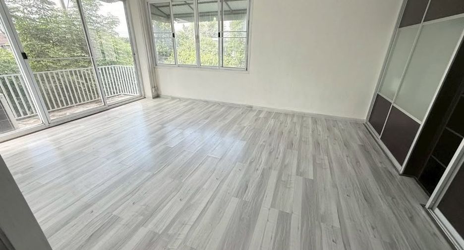 For rent 8 bedrooms office in Phra Khanong, Bangkok