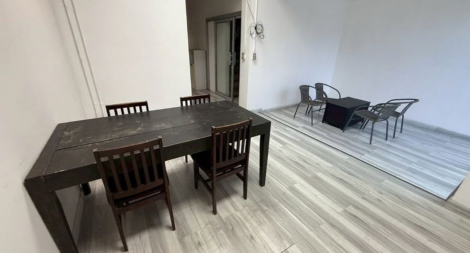 For rent 8 bedrooms office in Phra Khanong, Bangkok