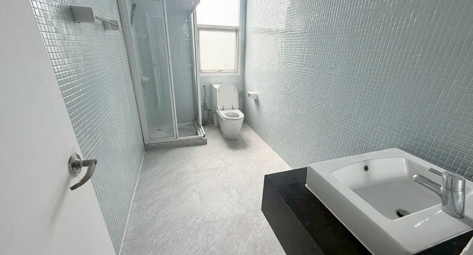 For rent 8 bedrooms office in Phra Khanong, Bangkok