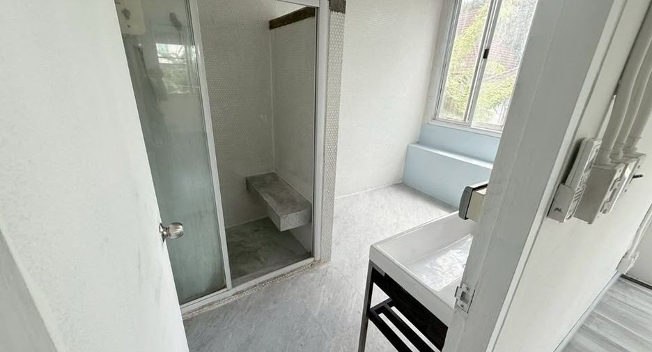 For rent 8 bedrooms office in Phra Khanong, Bangkok