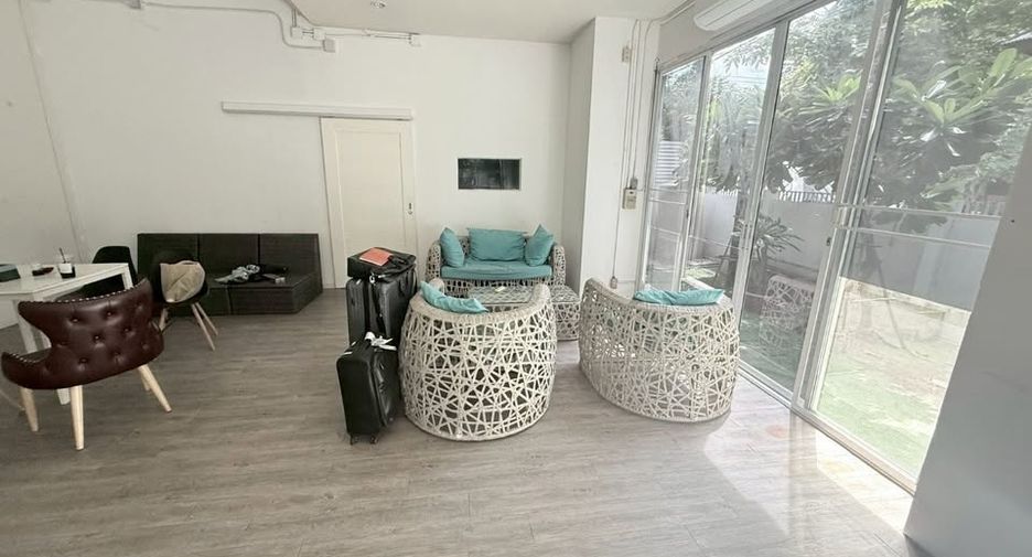 For rent 8 bedrooms office in Phra Khanong, Bangkok