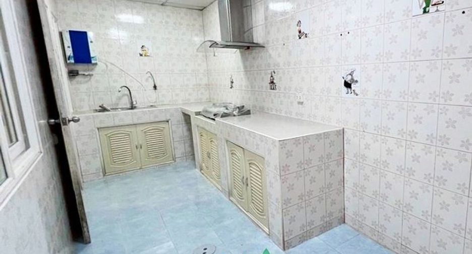 For sale 3 bedrooms townhouse in Don Mueang, Bangkok