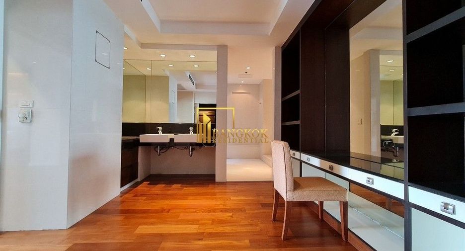 For rent 4 bedrooms apartment in Pathum Wan, Bangkok